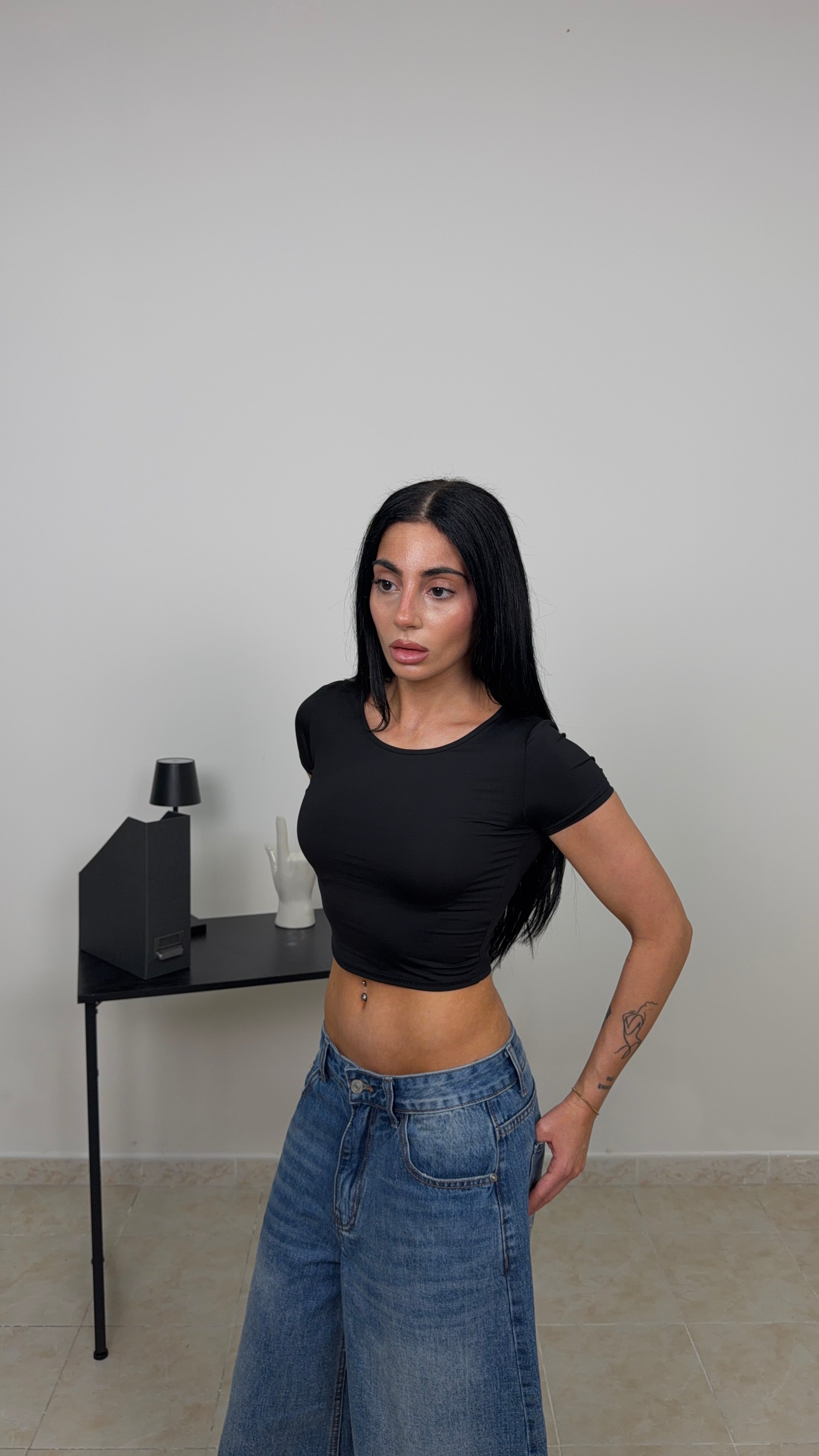 T-shirt BASIC CROP nera